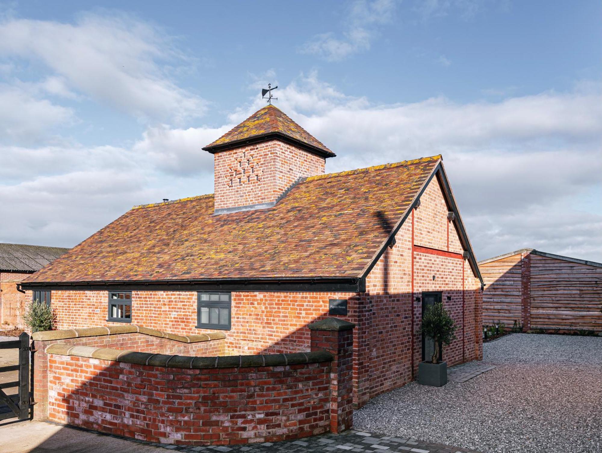 Pigeon House - Unique Barn With Private Garden, Hot Tub And Wood Burner Villa Shrewsbury Eksteriør billede